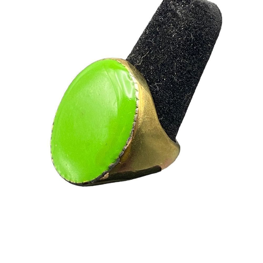 Green oval stone set in brass ring vintage size 6.5
